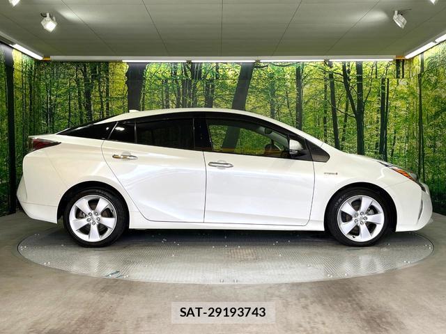Toyota PRIUS 2018-03 8815017-16