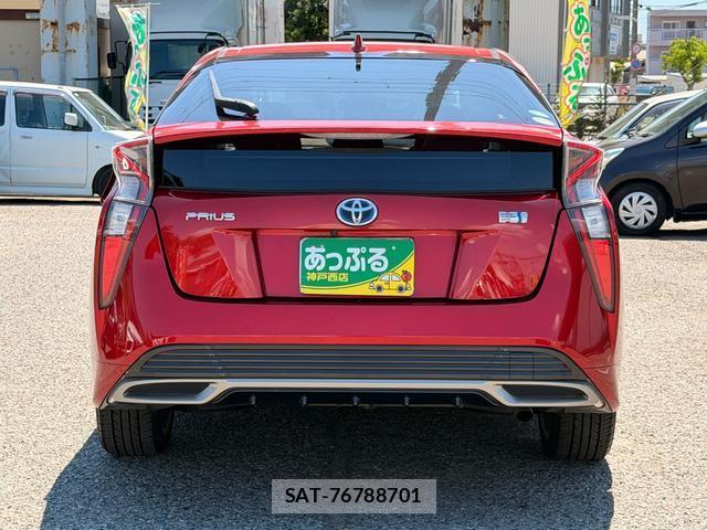 Toyota PRIUS 2016-08 8815188-2