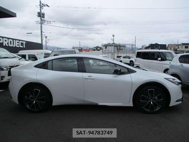 Toyota PRIUS 2026-08 8815575-9