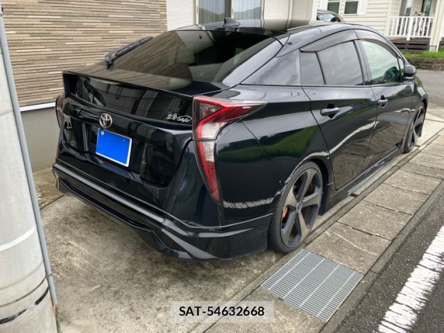 Toyota PRIUS 2016-10 8815871-13