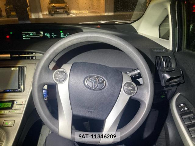 Toyota PRIUS 2014-02 8816411-8