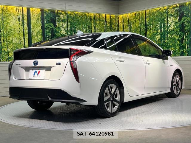 Toyota PRIUS 2016-07 8817562-16