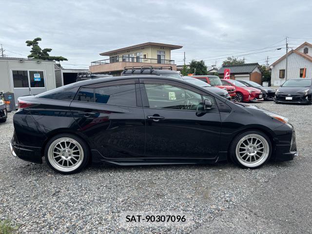 Toyota PRIUS 2017-10 8817891-13