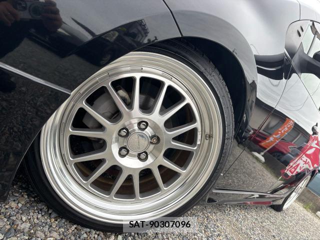 Toyota PRIUS 2017-10 8817891-18