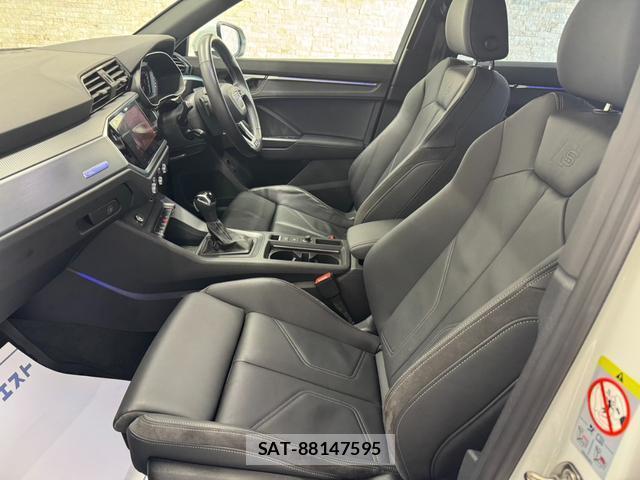 Audi Q3 2021-10 8817030-10
