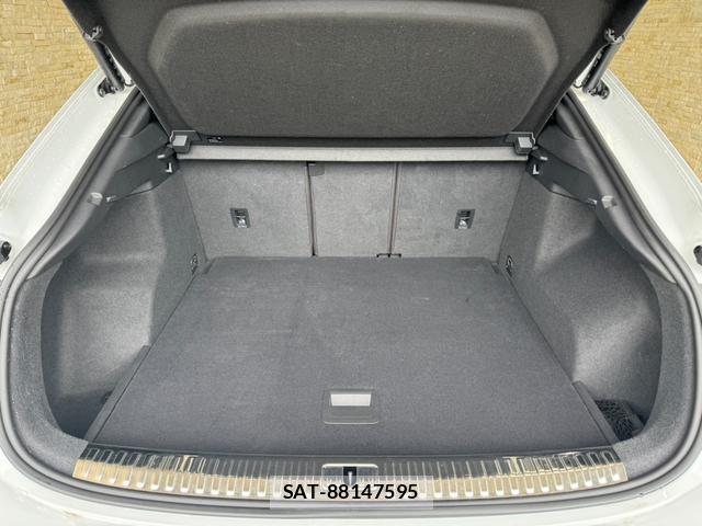 Audi Q3 2021-10 8817030-13