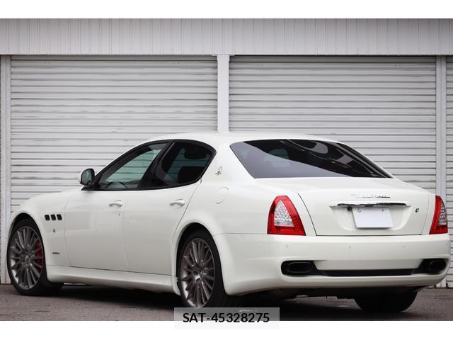Maserati QUATTROPORTE 2010-08 8814498-1