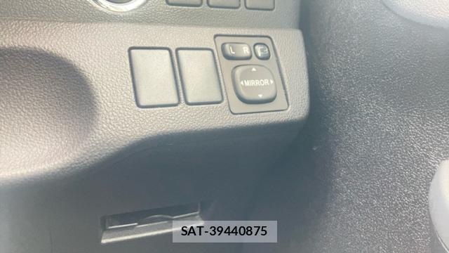 Toyota RACTIS 2011-10 8812095-9