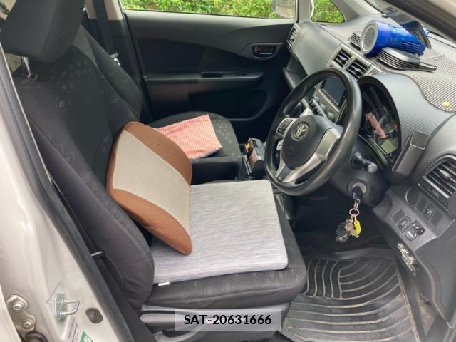 Toyota RACTIS 2014-03 8813383-10