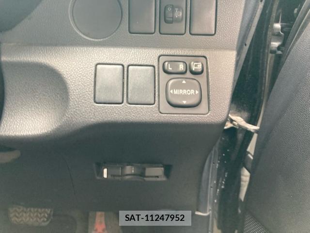 Toyota RACTIS 2010-12 8816287-14