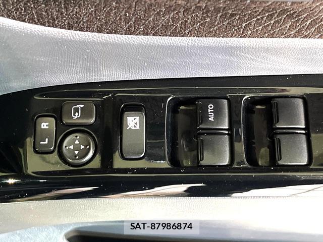 Nissan ROOX 2010-01 8812857-5
