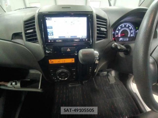 Nissan ROOX 2013-01 8813032-3