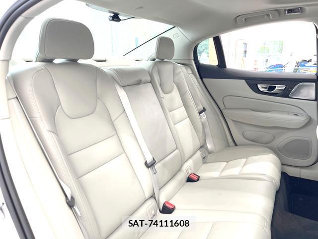 Volvo S60 2022-05 8813176-15