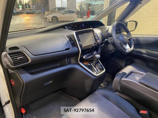 Nissan SERENA 2018-01 8817181-15