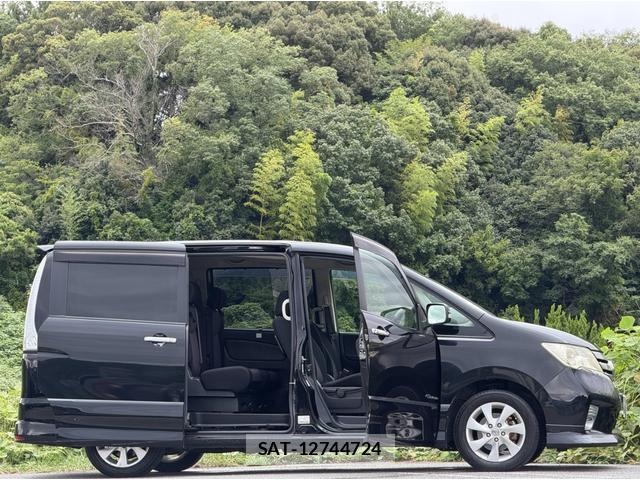 Nissan SERENA 2013-09 8817304-19
