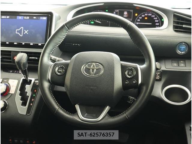 Toyota SIENTA 2021-10 8812381-1