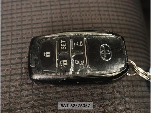 Toyota SIENTA 2021-10 8812381-16