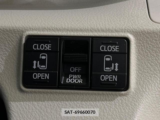 Toyota SIENTA 2015-10 8813126-3