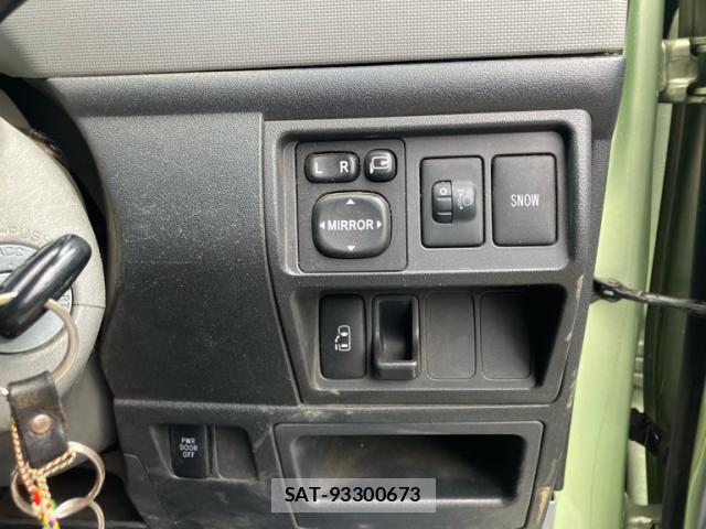 Toyota SIENTA 2010-07 8815872-17