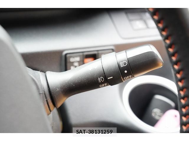 Toyota SIENTA 2018-09 8817281-17
