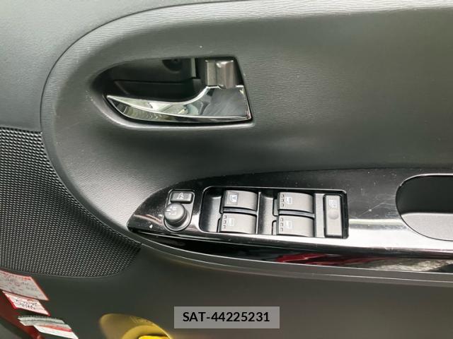 Daihatsu TANTO 2014-12 8817610-11
