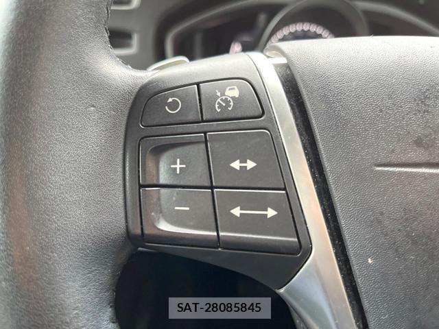 Volvo V40 2018-06 8812151-10
