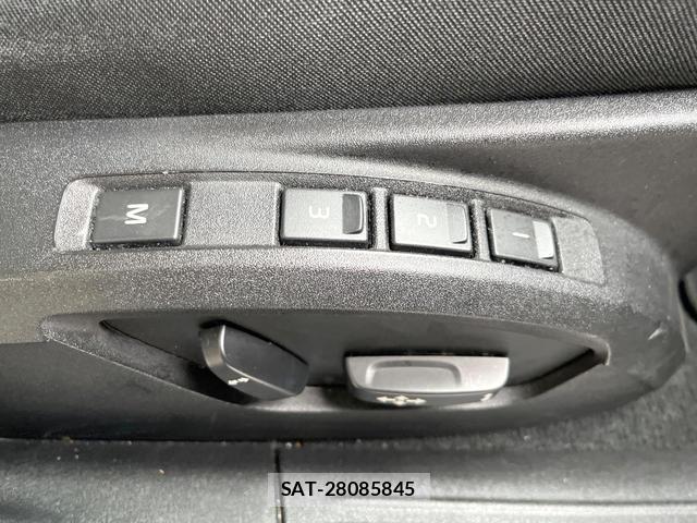 Volvo V40 2018-06 8812151-8