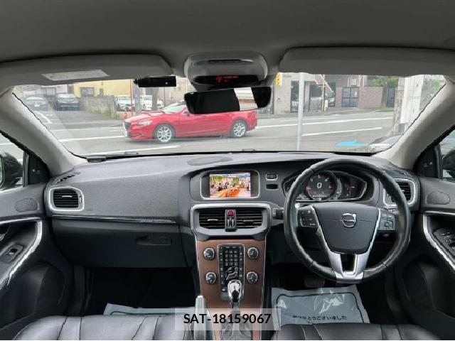 Volvo V40 2019-04 8814037-1