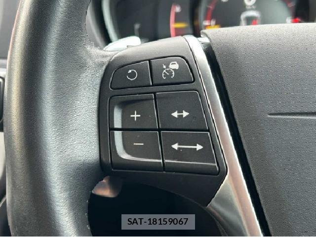 Volvo V40 2019-04 8814037-10