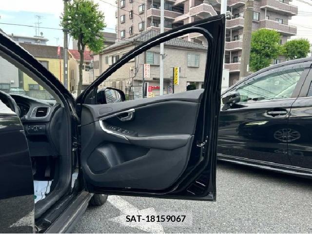 Volvo V40 2019-04 8814037-18