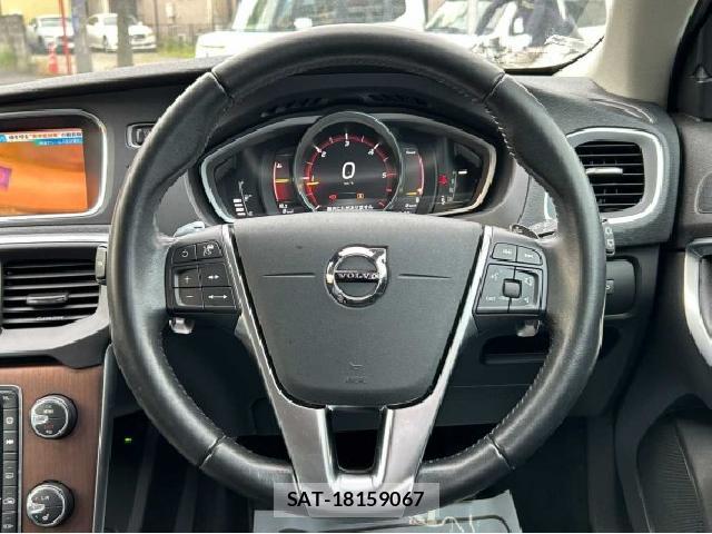 Volvo V40 2019-04 8814037-3