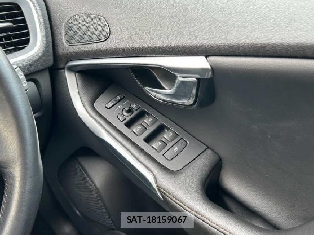 Volvo V40 2019-04 8814037-5