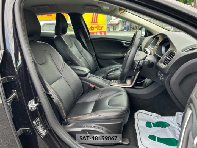 Volvo V40 2019-04 8814037-8