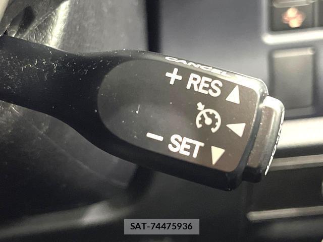 Toyota VOXY 2016-09 8812050-5