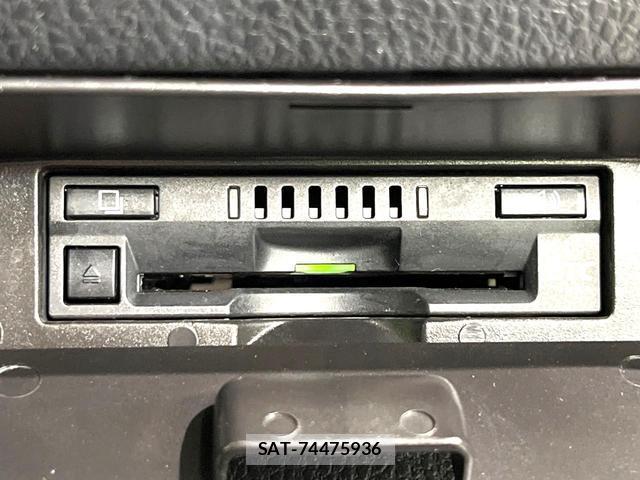 Toyota VOXY 2016-09 8812050-6