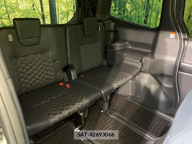 Toyota VOXY 2023-08 8812074-9