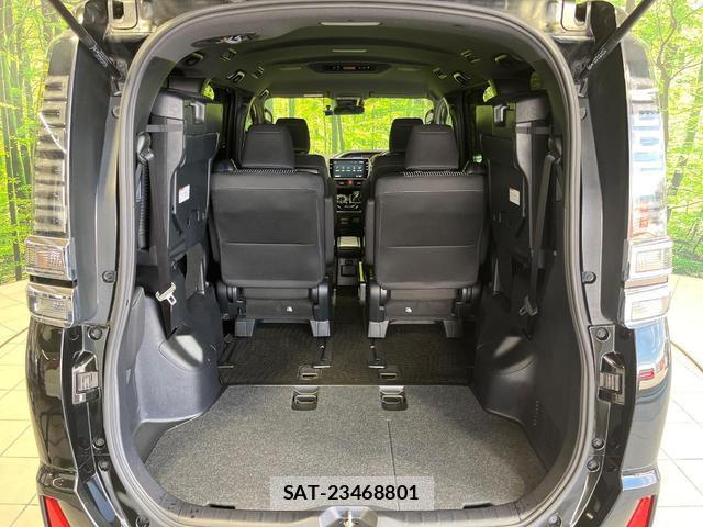 Toyota VOXY 2018-03 8812175-10