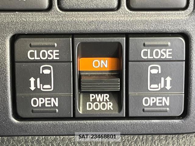 Toyota VOXY 2018-03 8812175-3