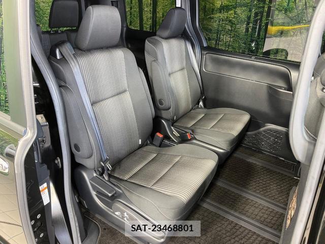 Toyota VOXY 2018-03 8812175-8