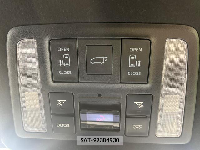 Toyota VOXY 2022-10 8812182-4