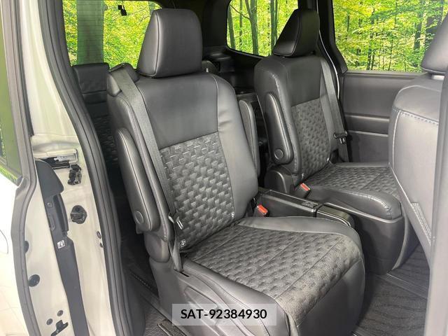 Toyota VOXY 2022-10 8812182-8