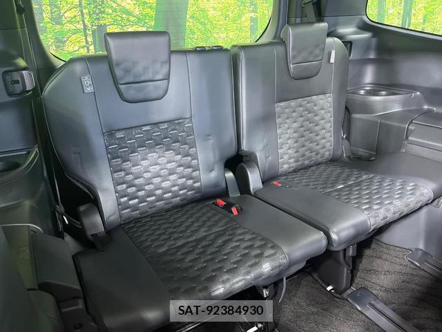 Toyota VOXY 2022-10 8812182-9