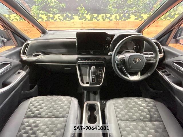 Toyota VOXY 2025-06 8812208-1
