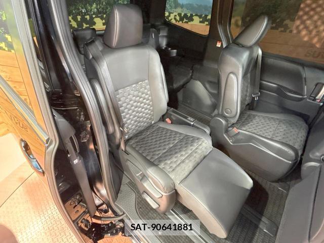 Toyota VOXY 2025-06 8812208-8