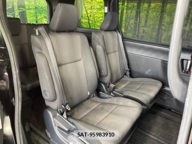 Toyota VOXY 2020-03 8812310-8