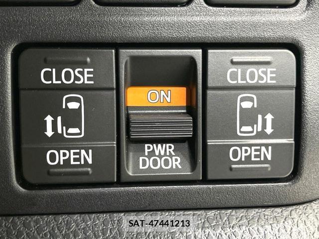 Toyota VOXY 2021-08 8812487-6