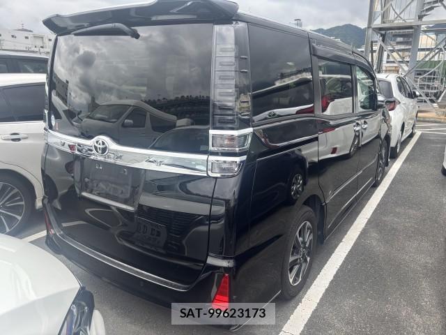 Toyota VOXY 2021-08 8812706-5