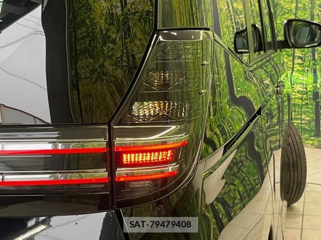 Toyota VOXY 2023-01 8812911-12