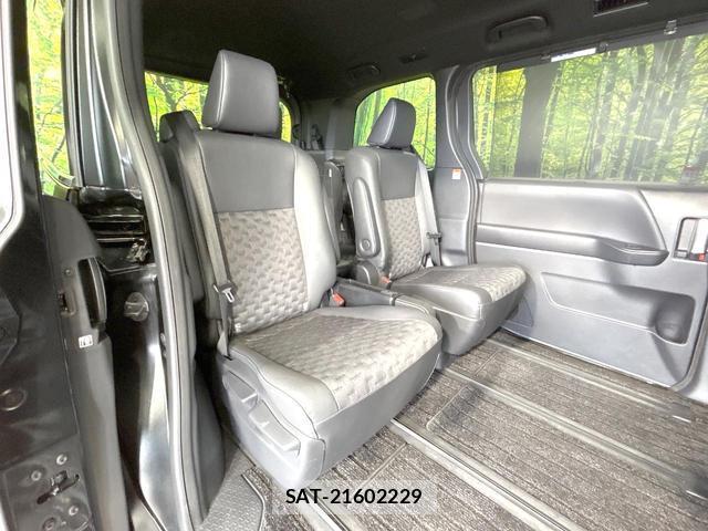 Toyota VOXY 2024-03 8812972-8
