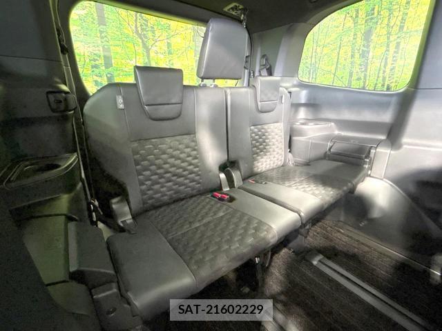 Toyota VOXY 2024-03 8812972-9